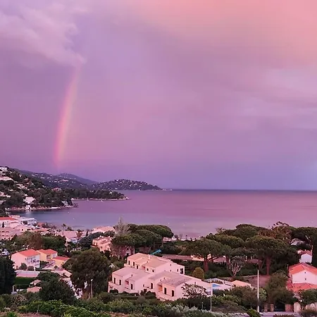T2 Pour 4 Personnes Avec Terrasse, Vue Mer, Parking - Fr-1-803-36 * Le Lavandou